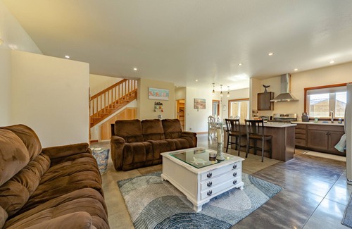 Shelter Cove House | EV charger, pet friendly, large ocean view deck, close to beaches, sleeps 8