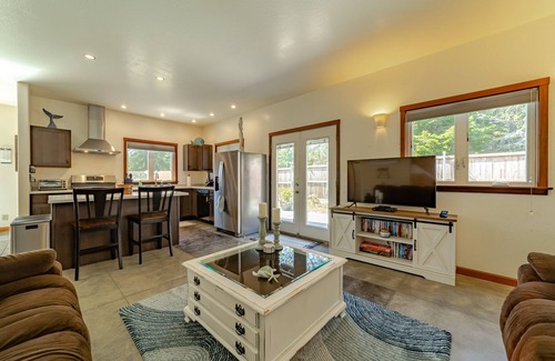 Shelter Cove House | EV charger, pet friendly, large ocean view deck, close to beaches, sleeps 8