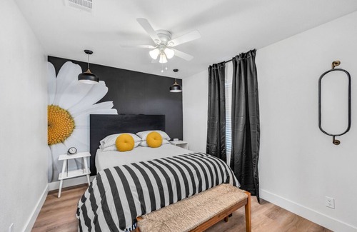 Austin Ave. Villa | **EV CHARGERS, Outdoor Projector, Swings, 2 Fire pits - Close to Downtown Waco