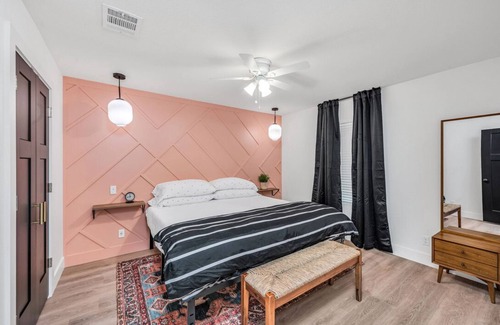 Austin Ave. Villa | **EV CHARGERS, Outdoor Projector, Swings, 2 Fire pits - Close to Downtown Waco
