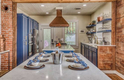 Brenham House | Eva on West Alamo-Walk to Downtown Brenham!