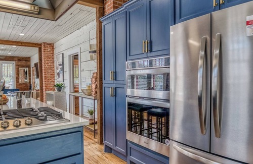 Brenham House | Eva on West Alamo-Walk to Downtown Brenham!