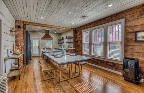 Brenham House | Eva on West Alamo-Walk to Downtown Brenham!