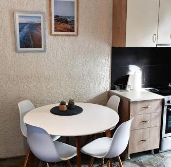 Glyfa House | Evan's Suite