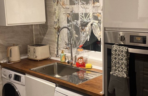 Gillingham Apartment | Evanelly lodge -great fort long and short stay