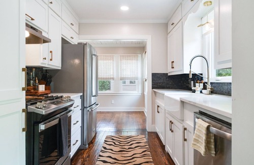 Downtown Cottage | Evangeline House! Beautifully remodeled & Super Close to Downtown