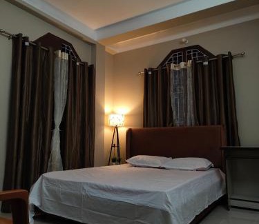 Six Mile House | eVara homEs - home stay