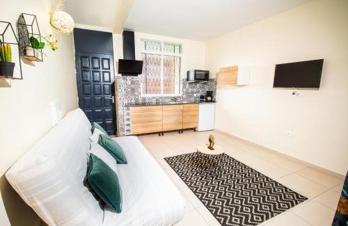 Port-Louis Apartment | Evasion en plein cœur de la ville Studio Jacuzzis Sauna et piscine au centre de Port-Louis