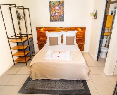 Port-Louis Apartment | Evasion en plein cœur de la ville Studio Jacuzzis Sauna et piscine au centre de Port-Louis