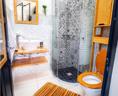 Port-Louis Apartment | Evasion en plein cœur de la ville Studio Jacuzzis Sauna et piscine au centre de Port-Louis