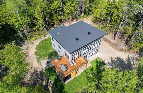 Les Eboulements Ski Chalet | Evasion Plein Air 1: Spa, BBQ Deck & 8km Trails