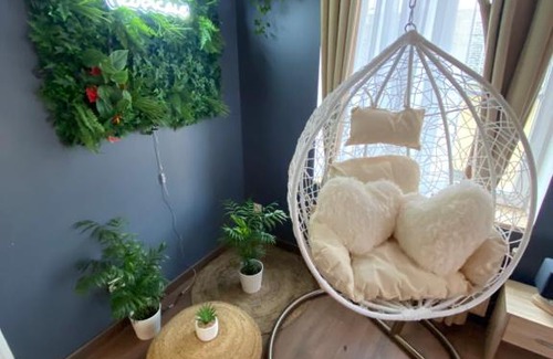 Soissons Apartment | EVASION TROPICALE - studio avec spa, cosy et rénové au cœur de Soissons - 2 pers
