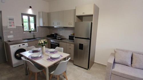 Alikanas Apartment | EVDOKIAS Apt,brand new 2025 modern Apt in the center of Alikanas