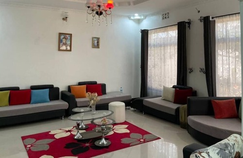Boma la Ngombe House | Evelina House: Near Kilimanjaro International Airport