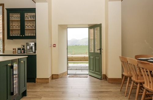 Evenjobb Cottage | EVENJOBB COURT FARMHOUSE, pet friendly, with hot tub in Presteigne