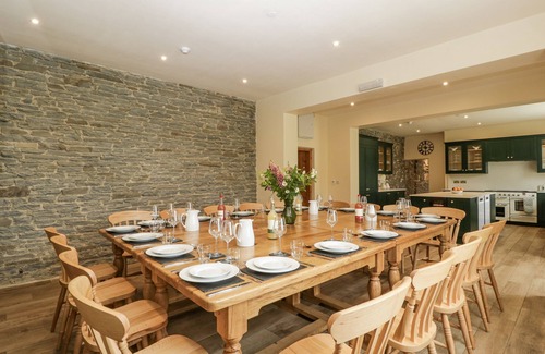 Evenjobb Cottage | EVENJOBB COURT FARMHOUSE, pet friendly, with hot tub in Presteigne