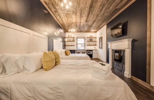 Prescott Hotel | Event-Approved | Sleeps 14 | 6 Private Suites w/Bathrooms