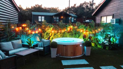 Canyon Lake House | Events & Weddings - Entire 14 Cabin Retreat Sleeps 100 - Texas Hill Country - Pool, Fire Pits, Stargazing