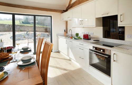 Eaton Mascott Cottage | Evenwood Gables - a beautiful property that sleeps 4 guests in 2 bedrooms
