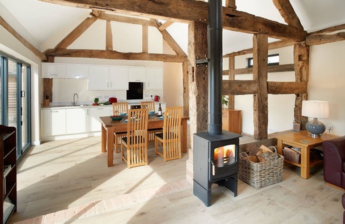 Eaton Mascott Cottage | Evenwood Gables - a beautiful property that sleeps 4 guests in 2 bedrooms