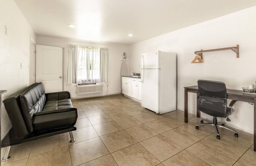 Everglades City Hotel | Everglades City Motel - Queen Efficiency Room
