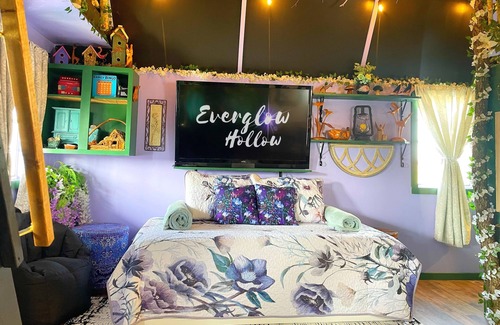 Nancy Cottage | Everglow Hollow- Adorable Tiny House near Lake Cumberland, KY. Pet Friendly!