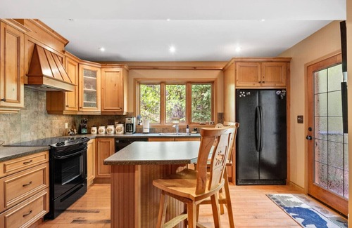 East Kootenay Cabin | Evergreen Escape | Hot Tub | Tucked in the Woods