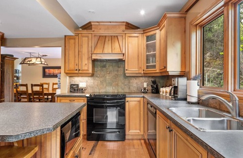 East Kootenay Cabin | Evergreen Escape | Hot Tub | Tucked in the Woods