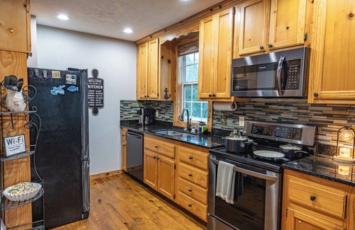 Wedowee House | Evergreen Cottage: 2 Bedrooms-Pet Friendly-Lake Access-Hot Tub