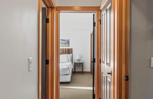 Canmore Apartment | Evergreen Escape - 2 Bedroom Condo with Pool & Hot Tub