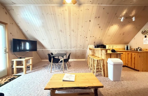 Island Park Apartment | Evergreen Escape * Free Trash Disposal, 1Bedroom, Sleeps 3 Wifi, Bbq Grill- 35 Mins to Yellowstone