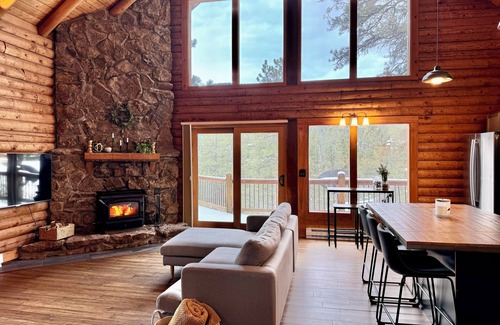 Evergreen Cabin | Evergreen Escape: Log Home w/Mountain Views Near Lake