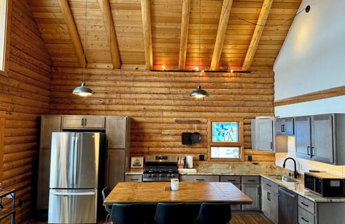 Evergreen Cabin | Evergreen Escape: Log Home w/Mountain Views Near Lake