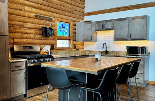 Evergreen Cabin | Evergreen Escape: Log Home w/Mountain Views Near Lake