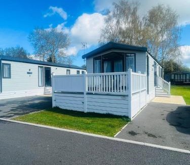 Allerthorpe Ski Chalet | Evergreen Lodge with Hot Tub