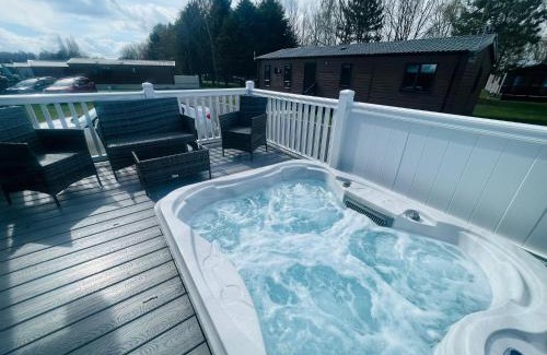 Allerthorpe Ski Chalet | Evergreen Lodge with Hot Tub
