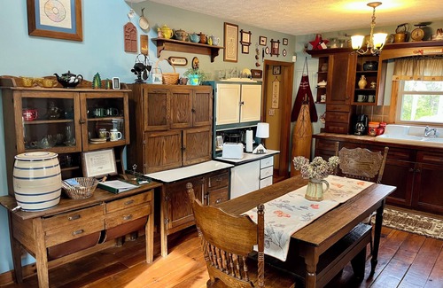 Apple Ridge House | Evergreen, mountain cabin 3mi south of Blowing Rock, NC, views, creek, 56 acres.