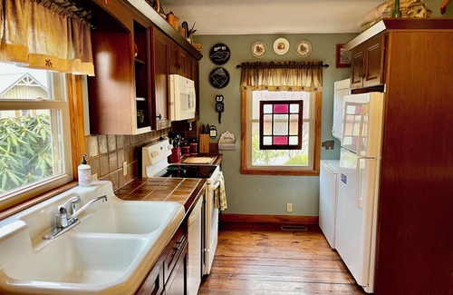 Apple Ridge House | Evergreen, mountain cabin 3mi south of Blowing Rock, NC, views, creek, 56 acres.