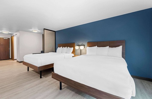 Terry Sanford Hotel | Everhome Suites Fayetteville near Fort Bragg