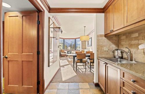 Olympic Valley House | Everline Resort & Spa Palisades-Valley View Suite