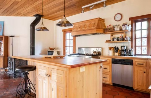 Nevada City House | Everyone is invited—this is a big home for your family, friends, and pets.