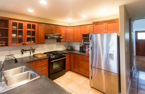 Brentwood Bay House | Everyone Welcome, Cozy retreat walking distance to Butchart Gardens.