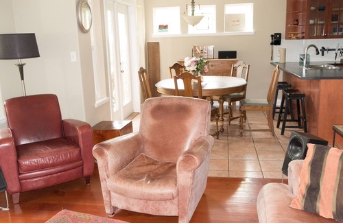 Brentwood Bay House | Everyone Welcome, Cozy retreat walking distance to Butchart Gardens.