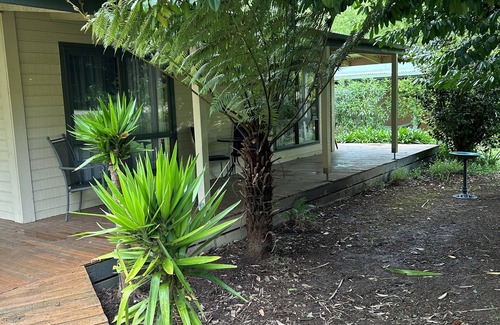 Jamieson House | Everything at your doorstep, spacious house, dogs welcome, big back yard fenced.