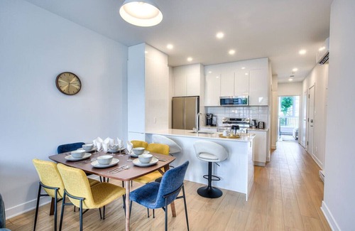 Tetreaultville Apartment | Everything You Need - Montreal's Cozy 1BR Getaway