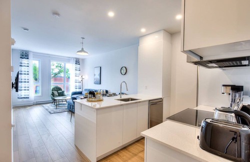 Tetreaultville Apartment | Everything You Need - Montreal's Cozy 1BR Getaway