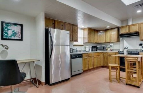 Midtown Apartment | Evie's apartment