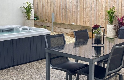 East Geelong House | Evies East Retreat with Spa