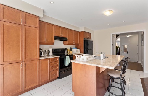 Whitby House | Excellent 4BR Town ~ Whitby ~ Garage ~ Wi-Fi ~ Friendly New Neighbourhood