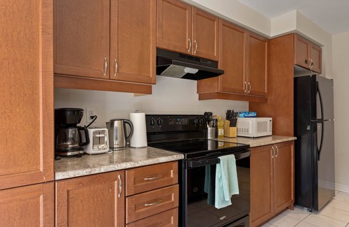 Whitby House | Excellent 4BR Town ~ Whitby ~ Garage ~ Wi-Fi ~ Friendly New Neighbourhood